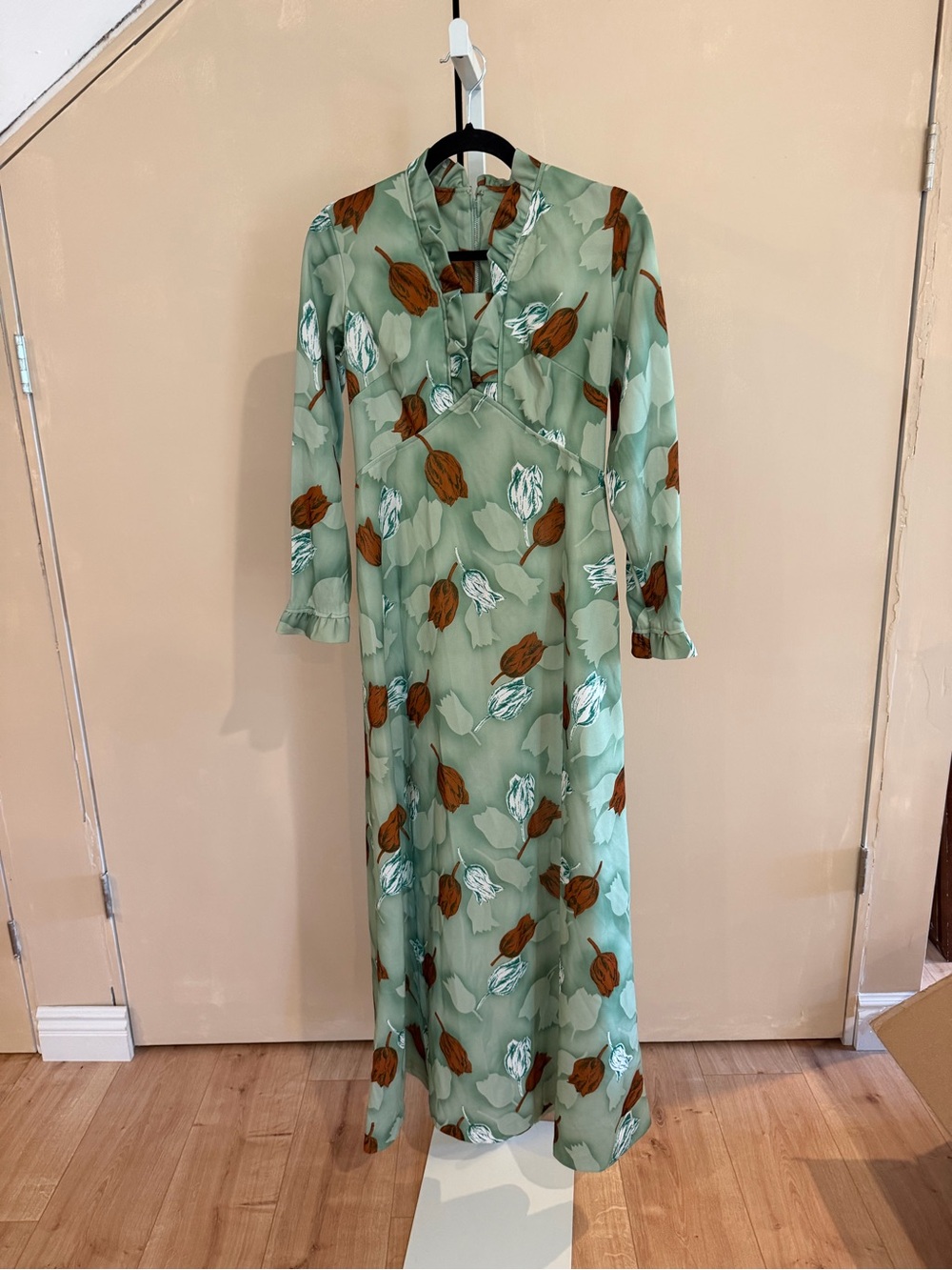 Vintage Green Floral Ruffle Maxi Dress with Brown & White Leaf Accents (6/8)